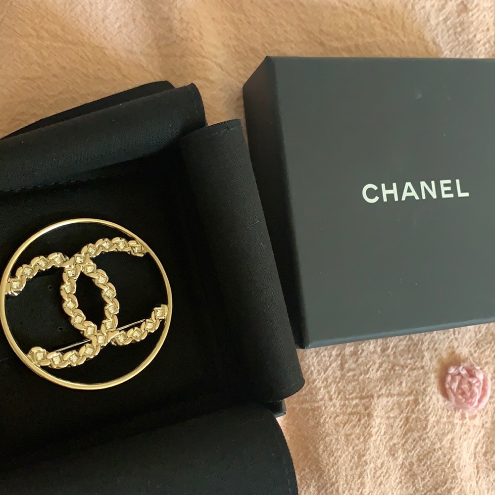 Chanel pin